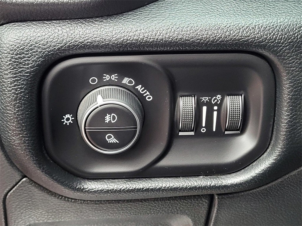 2020 RAM 1500 Laramie Crew Cab 4x4 5'7' Box