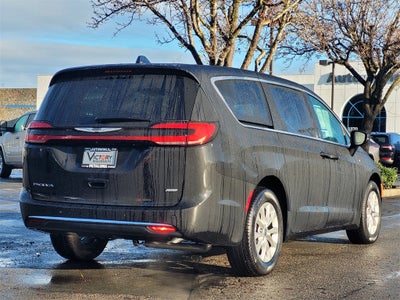 2025 Chrysler Pacifica Select