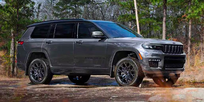 2025 Jeep Grand Cherokee L front view image